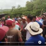 Llegan a un acuerdo momentáneo los manifestantes de la comunidad del Vigia Pochutla, con las autoridades y levantan bloqueo de la carretera federal 200